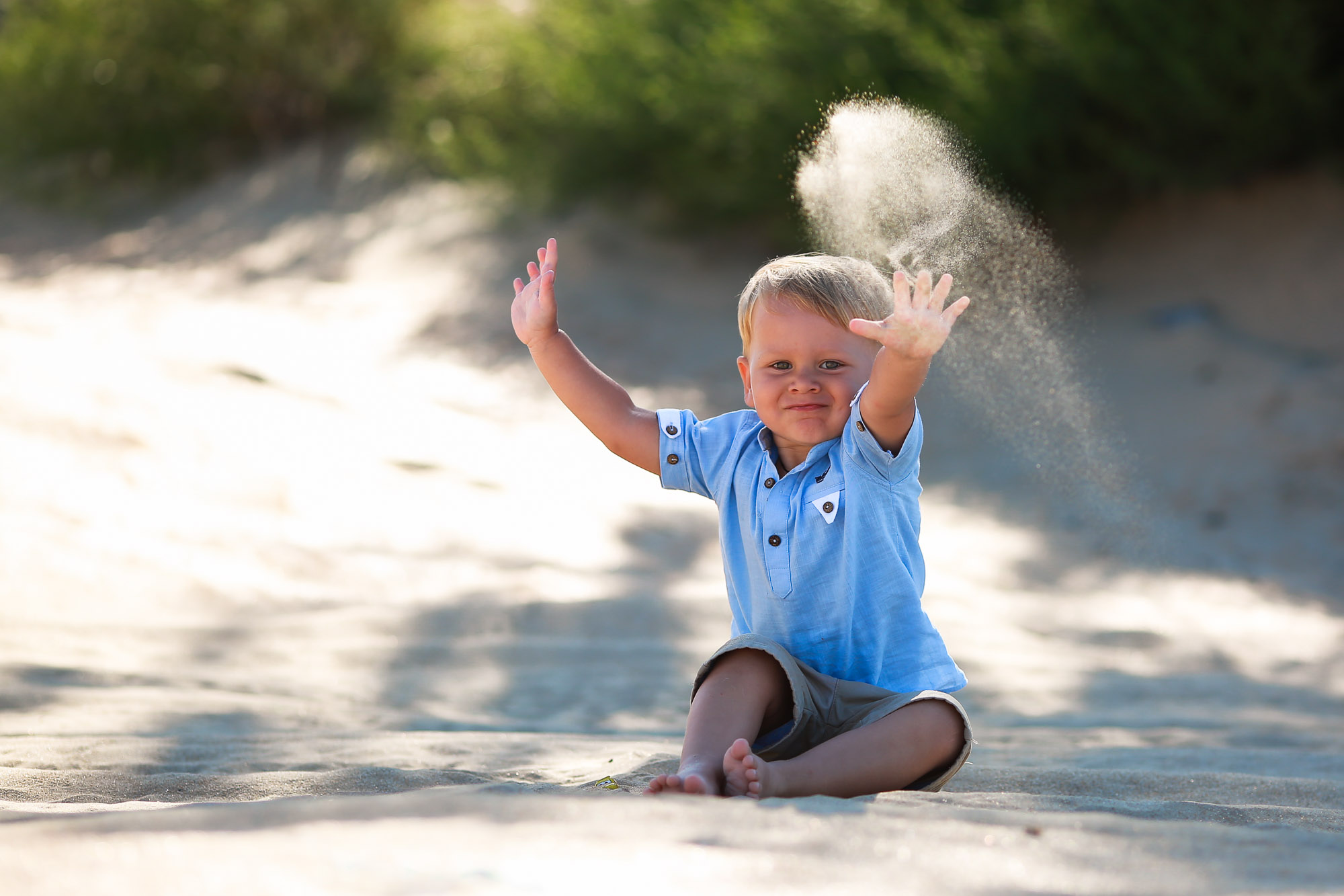 Ребенку год все кидает. Ребенок обсыпается песком. Песок для детей. Дети бросаются песком. Малыш в песке.